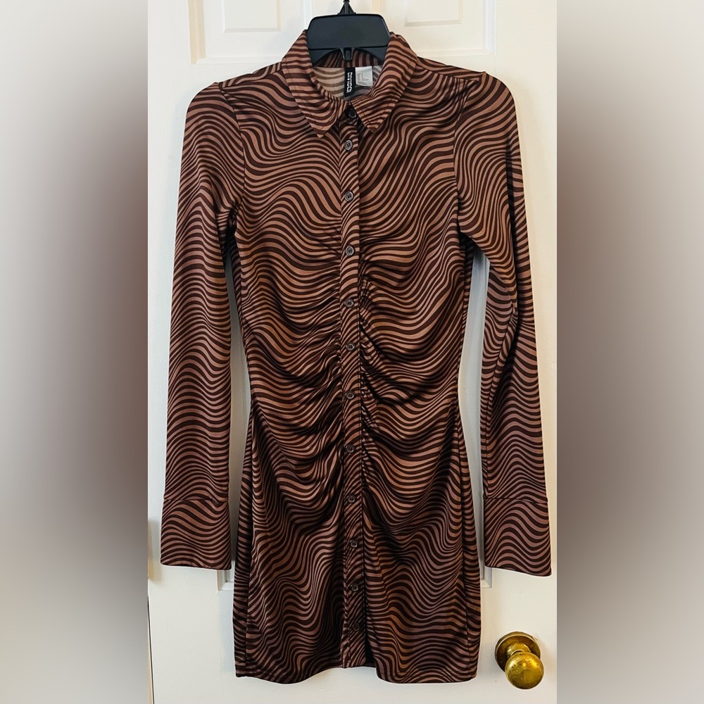 NWOT H&M Women’s Wave-Print Ruched Button Front Long Sleeve Dress. Size: Small